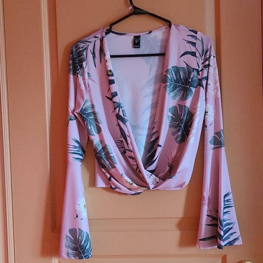Super cute floral bell sleeve blouse